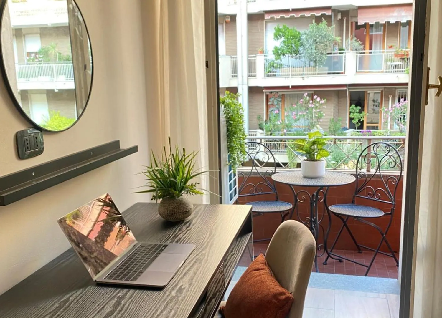 Appartement Stylish Stay In Bocconi With Patio - Porta Romana Milaan